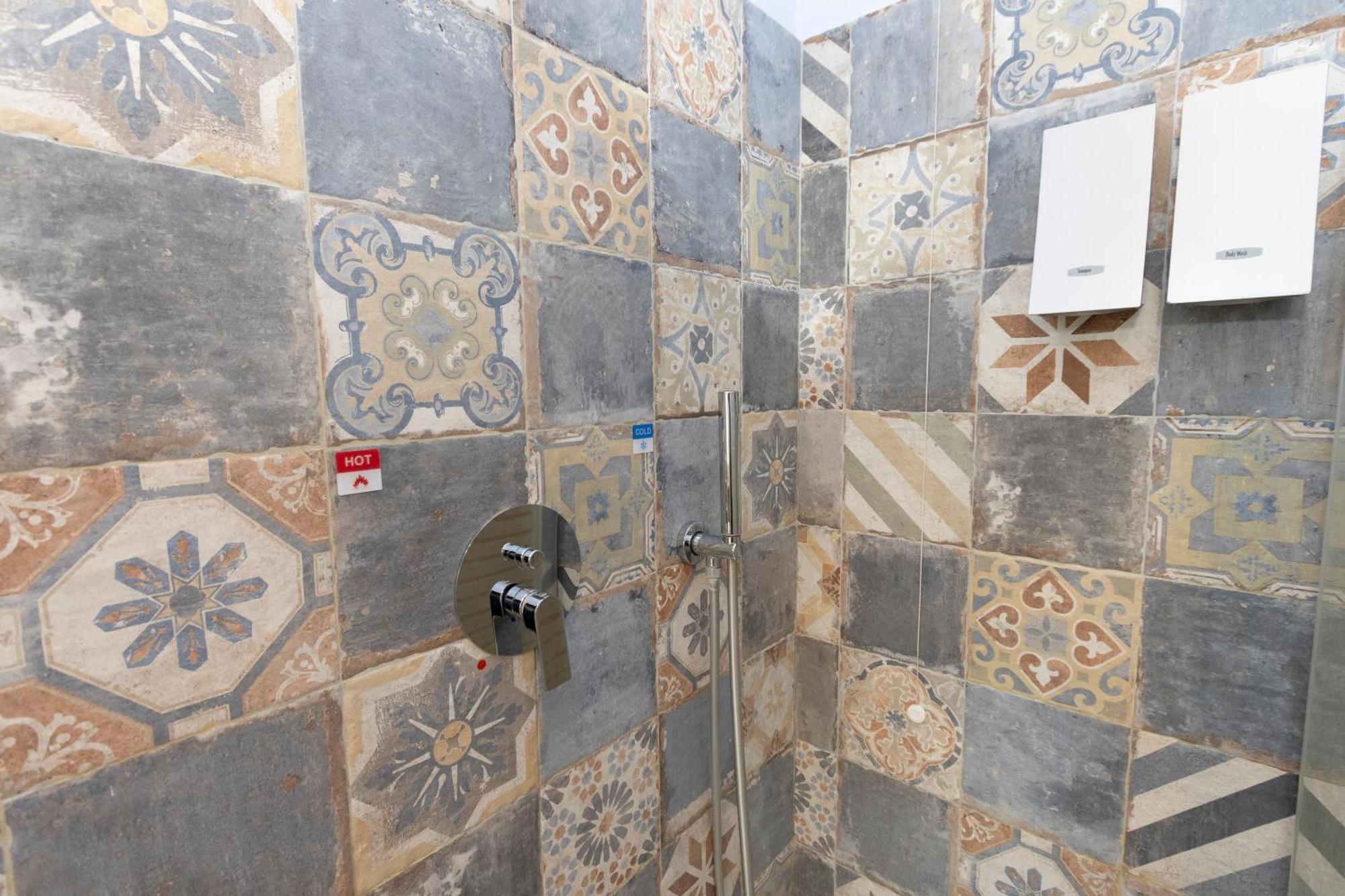 Romano Suite B9 外观 照片